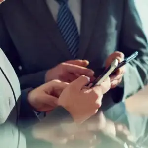 Persone che vedono i contatti su un cellulare