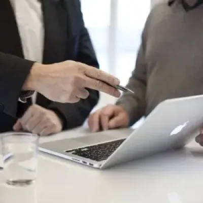 Persone che parlano di consulenza strategica
