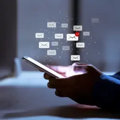 Una persona che invia email a più contatti tramite una campagna di email marketing