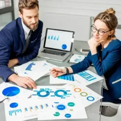 Un ragazzo ed una ragazza che lavorano su una campagna di search engine marketing